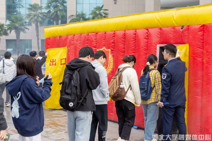 800名师生穿越“火线” yl8cc永利线路检测中心举行火灾逃生演练